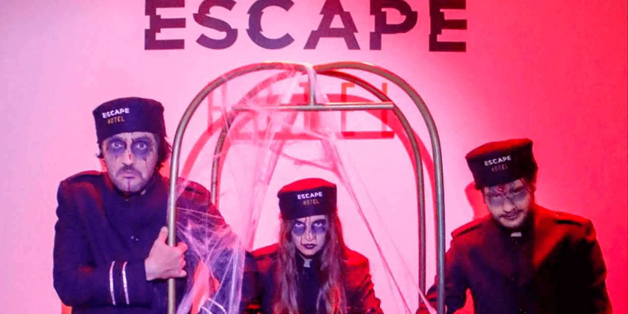 Capa Blog 1 (1) Personagens fantasiados em parede com logo do Escape Hotel